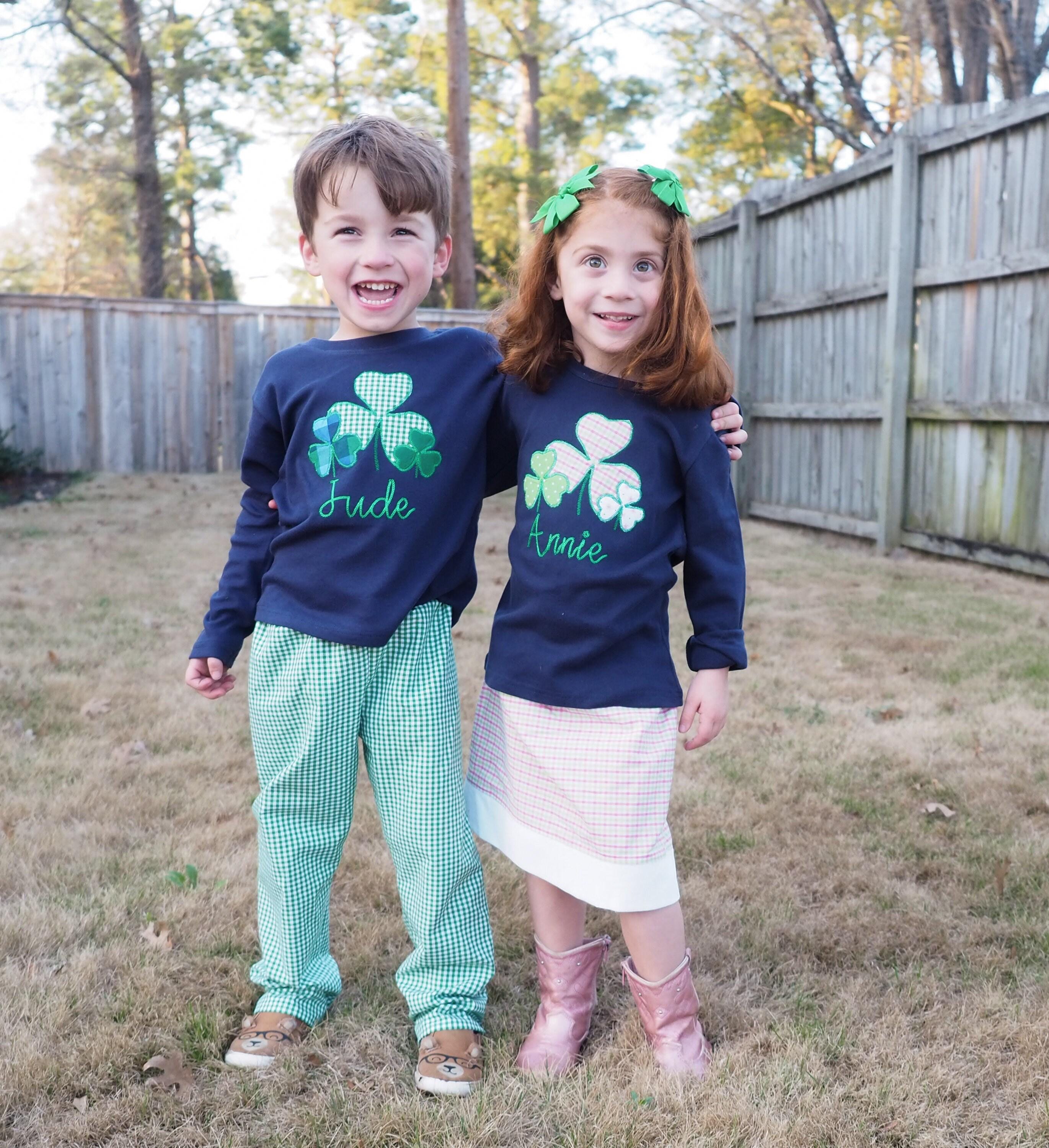Jungen Outfit St. Patrick’s Day – Sweatshirt Mit Bagger-Kleeblatt Print & Grüne Hose, 2-teilig