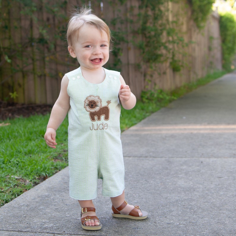 Conjunto Jon Jon de verano para niño: mono corto reversible de cuadros vichy y seersucker, con monograma y aplique de cachorro de león para bebés o niños pequeños. imagen 9