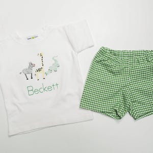 男の子用ショートパンツ アウトフィット - 動物園の動物の T シャツ - 幼児用男の子用ショートパンツ - グリーンのギンガム ショーツ - 渦巻き模様の動物の刺繍入りシャツ - 幼児用男の子用シャツ 画像 4