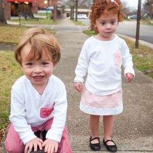 Personalisiertes herzförmiges Anfangstaschen-T-Shirt - monogrammiertes adrettes Valentinstags-Outfit - Hosen- und Hemdenset für kleine Jungen zum Valentinstag Bild 3