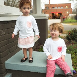 Personalisiertes herzförmiges Anfangstaschen-T-Shirt - monogrammiertes adrettes Valentinstags-Outfit - Hosen- und Hemdenset für kleine Jungen zum Valentinstag Bild 7