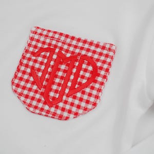 Personalisiertes herzförmiges Anfangstaschen-T-Shirt - monogrammiertes adrettes Valentinstags-Outfit - Hosen- und Hemdenset für kleine Jungen zum Valentinstag Bild 5
