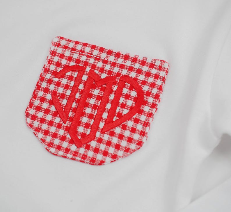 Personalisiertes herzförmiges Anfangstaschen-T-Shirt - monogrammiertes adrettes Valentinstags-Outfit - Hosen- und Hemdenset für kleine Jungen zum Valentinstag Bild 5