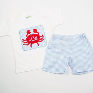 Ensemble short d&#39;été petit garçon - Vichy bleu clair avec monogramme rouge appliqué sur la chemise ou body pour bébé ou petit garçon