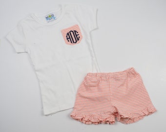 女の子用モノグラムポケットTシャツ - ピンクギンガムフリルショーツ - ベビーガールショーツ衣装 - 幼児女の子の誕生日衣装 - パーソナライズセット