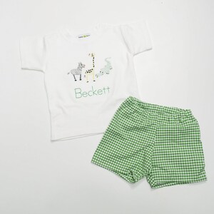 男の子用ショートパンツ アウトフィット - 動物園の動物の T シャツ - 幼児用男の子用ショートパンツ - グリーンのギンガム ショーツ - 渦巻き模様の動物の刺繍入りシャツ - 幼児用男の子用シャツ 画像 5