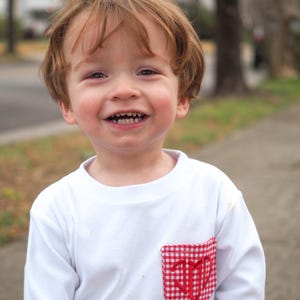Personalisiertes herzförmiges Anfangstaschen-T-Shirt - monogrammiertes adrettes Valentinstags-Outfit - Hosen- und Hemdenset für kleine Jungen zum Valentinstag Bild 6
