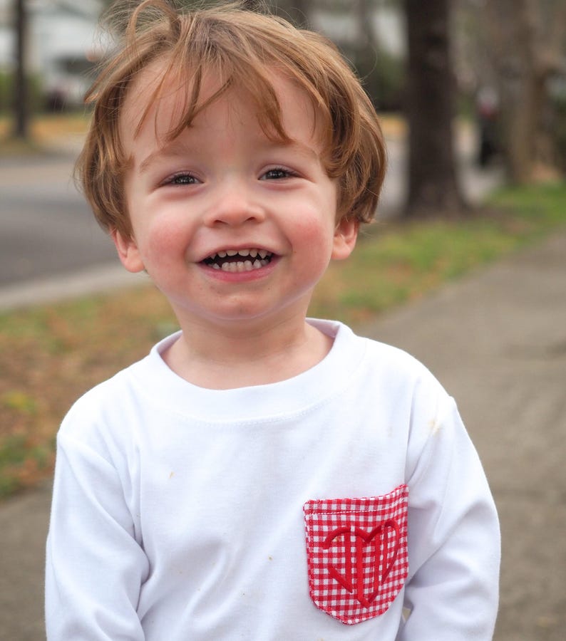 Personalisiertes herzförmiges Anfangstaschen-T-Shirt - monogrammiertes adrettes Valentinstags-Outfit - Hosen- und Hemdenset für kleine Jungen zum Valentinstag Bild 6