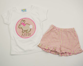 Camisa de conejito de Pascua con pantalones cortos de volantes de Gingham rosa - Conjunto de traje de Pascua personalizado para niñas para bebés o niñas pequeñas - Conejo de Pascua