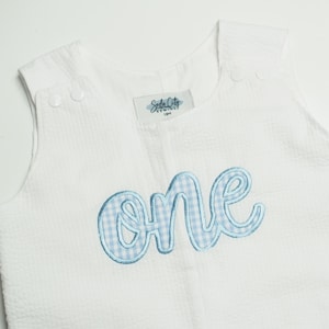 Verjaardagsromper met geappliceerd verjaardagsnummer op witte seersucker - Handgemaakte short voor jongens