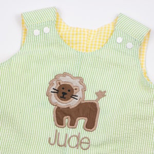 Conjunto Jon Jon de verano para niño: mono corto reversible de cuadros vichy y seersucker, con monograma y aplique de cachorro de león para bebés o niños pequeños. imagen 3