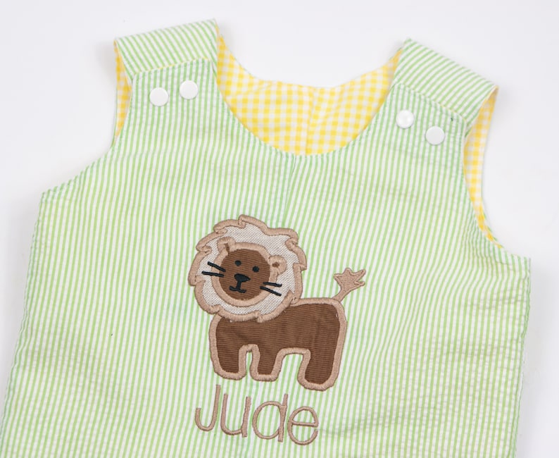 Conjunto Jon Jon de verano para niño: mono corto reversible de cuadros vichy y seersucker, con monograma y aplique de cachorro de león para bebés o niños pequeños. imagen 3