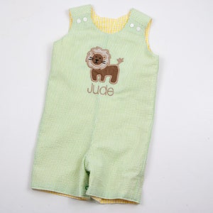 Conjunto Jon Jon de verano para niño: mono corto reversible de cuadros vichy y seersucker, con monograma y aplique de cachorro de león para bebés o niños pequeños. imagen 2