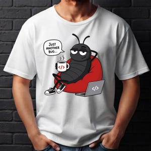 Peut inclure: Un t-shirt blanc à manches courtes avec une illustration d'un insecte noir de dessin animé assis dans un pouf rouge. L'insecte tient une tasse blanche avec des crochets de code et une bulle indique Just Another Bug. Un ordinateur est présent.
