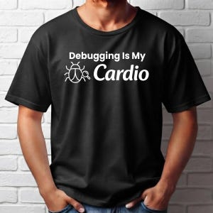 以下が含まれることがあります： 胸の中央に「Debugging Is My Cardio」という白いテキストと、虫眼鏡で観察されている甲虫の白いグラフィックアイコンがプリントされた、黒い半袖Tシャツです。