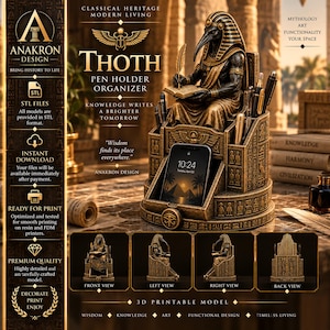 Puede incluir: Un organizador portalápices de Thoth en tono bronce que muestra a la deidad egipcia sentada en un trono, escribiendo en un libro con una pluma. La estructura incluye ranuras para bolígrafos y un compartimento central para un smartphone, decorado con jeroglíficos.
