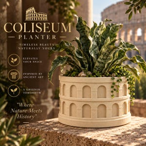 Könnte beinhalten: Ein beigefarbener zylindrischer Pflanzkübel mit einem Reliefdesign aus gestapelten römischen Bögen. Der Kübel enthält eine grüne Bogenhanfpflanze und rankende Pflanzen. Der Text lautet: COLISEUM PLANTER, TIMELESS BEAUTY NATURALLY YOURS, ELEVATES YOUR SPACE, INSPIRED BY ANCIENT ART, A GREENER TOMORROW, Where Nature Meets History.