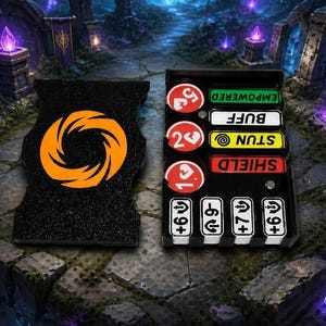 Puede incluir: Un organizador de fichas de juego negro con un logotipo circular naranja en la tapa. El interior contiene tres fichas circulares rojas con iconos blancos y baldosas rectangulares marcadas EMPOWERED, BUFF, STUN, SHIELD y cuatro baldosas numeradas.