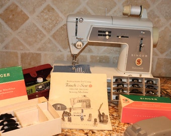 Vintage Singer Sewing Machine 1962-1964/Metal 600 Touch & Sew/Add'l Feet, Attachments, Buttonholer/Made in USA