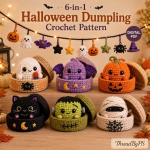 Peut inclure: Un modèle de crochet 6-en-1 Halloween Dumpling PDF numérique présentant six personnages au crochet dans des boîtes à couvercle : un fantôme, une chauve-souris, une citrouille, un chat noir, un monstre de Frankenstein et une momie.