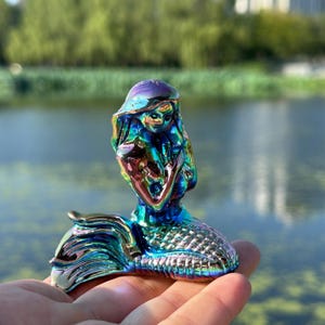 Figura de sirena de cristal con aura iridiscente, piedra curativa tallada a mano, regalo místico de decoración espiritual para el hogar con temática oceánica.
