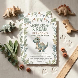 Può includere: Un invito di compleanno a tema dinosauri con un dinosauro a cartone animato, fogliame verde e gagliardetti. Testo: STOMP, CHOMP & ROAR! BRANDON'S DINOSAUR BIRTHDAY. Include dettagli, un righello in legno da 28 cm e dinosauri giocattolo.