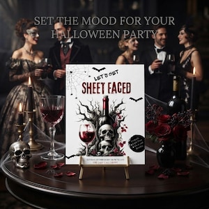 Op de afbeelding: Een rechthoekige Halloween-feestuitnodigingskaart op een houten ezel met de tekst LET'S GET SHEET FACED, een wijnfles, twee schedels, een wijnglas, spinnenwebben en vleermuizen. De kaart bevat onderaan details over het evenement.