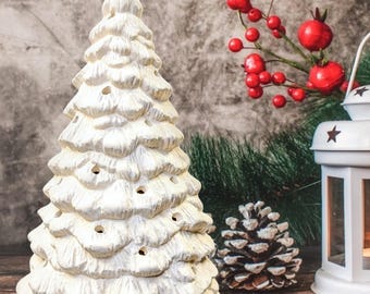Sapin de Noël en céramique prêt à peindre, avec socle en forme de tonneau, hauteur 24 cm. Boutique Olgas Treasures