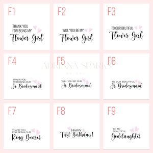 Op de afbeelding: Negen printbare kaarten met roze harten en tekst. De kaarten zeggen "Bedankt dat je mijn bruidsmeisje bent", "Wil je mijn bruidsmeisje zijn", "Aan onze mooie bruidsmeisje", "Bedankt dat je onze junior bruidsmeisje bent", "Wil je onze junior bruidsmeisje zijn", "Aan onze mooie junior bruidsmeisje", "Bedankt dat je onze ringdrager bent", "Gefeliciteerd met je eerste verjaardag!" en "Aan mijn mooie petekind".