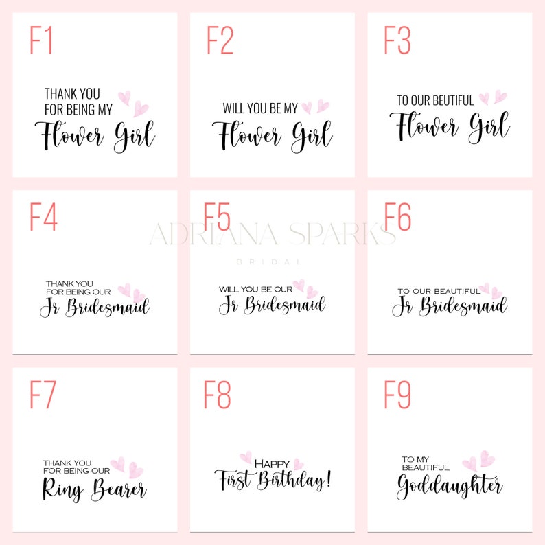 Op de afbeelding: Negen printbare kaarten met roze harten en tekst. De kaarten zeggen "Bedankt dat je mijn bruidsmeisje bent", "Wil je mijn bruidsmeisje zijn", "Aan onze mooie bruidsmeisje", "Bedankt dat je onze junior bruidsmeisje bent", "Wil je onze junior bruidsmeisje zijn", "Aan onze mooie junior bruidsmeisje", "Bedankt dat je onze ringdrager bent", "Gefeliciteerd met je eerste verjaardag!" en "Aan mijn mooie petekind".