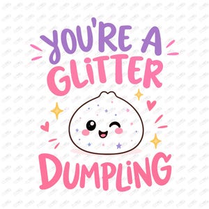 Może przedstawiać: Cyfrowa grafika z napisem YOU'RE A GLITTER DUMPLING w kolorze fioletowym i różowym. Biała, okrągła postać pierożka w stylu kreskówkowym z mrugającą buzią, różowymi policzkami oraz małymi kolorowymi gwiazdkami i kropkami znajduje się pośrodku.