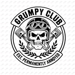 Op de afbeelding: Een zwart-wit grafisch ontwerp met een schedel die een motorhelm en een bril draagt, geflankeerd door twee gekruiste motorzuigers. De tekst luidt GRUMPY CLUB en EST. PERMANENTLY ANNOYED, met een lauwerkrans onderaan het ronde embleem.