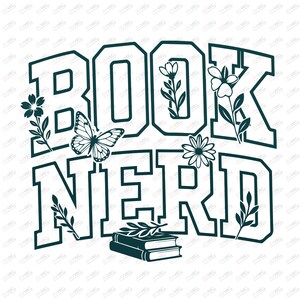 Puede incluir: Un diseño gráfico de color verde oscuro con el texto BOOK NERD en una fuente universitaria en negrita. El diseño incluye ilustraciones de una mariposa, varias flores y una pila de dos libros integrados en las letras sobre un fondo blanco.