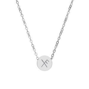 Puede incluir: Un collar de color plateado con una cadena fina y un pequeño colgante circular. El centro del dije redondo tiene grabado un símbolo lineal distintivo que se asemeja a una runa estilizada o a un carácter con líneas diagonales cruzadas.