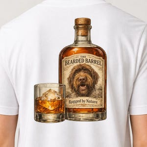 Peut inclure: Un t-shirt blanc avec une impression graphique représentant une bouteille en verre remplie de liquide ambré, un bouchon en liège et un verre de whisky avec un glaçon. L'étiquette indique The Bearded Barrel et Rugged by Nature, avec un chien brun.