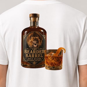 Puede incluir: Una camiseta blanca con un gráfico de una botella de licor de vidrio marrón etiquetada The Bearded Barrel Bold Bears, Bolder Spirits con una ilustración de perro, junto a un vaso de líquido ámbar con hielo y una guarnición de piel de naranja.