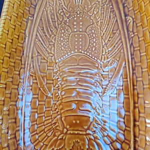 Plat à homard vintage en céramique espagnole Gil Vargas S.A. Segovia | Plateau de service de fruits de mer 3D | Plat à décor tressé, émail ambre miel