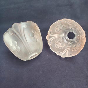 Set med 2 vintage lampskärmar i frostat glas | Art Deco blommiga ljusglober | 12 cm höga | 4 cm passform | Ersättningspaket för prästkragemönster