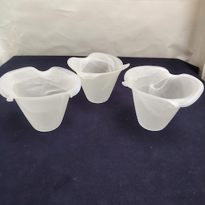 Vintage frostade lampskärmar i alabasterglas, lilja, set med 3 tulpanlampskärmar, jugend, virvelräfflad kant, 3 cm