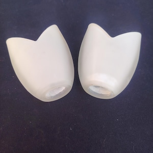 Op de afbeelding: Twee gebroken witte, tulpvormige glazen lampenkappen met een gladde, matte afwerking. Elke kap heeft een duidelijke V-vormige inkeping aan de bovenrand en een ronde opening aan de onderkant voor bevestiging aan een armatuur.