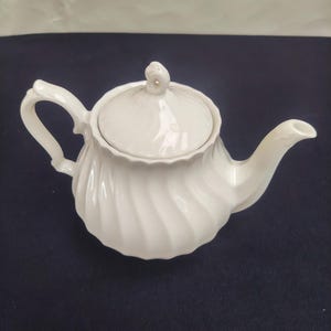 Vintage vit keramiktekanna, ribbad räfflad virveldesign, tillverkad i England, retro afternoon tea party-dekor, Cottagecore Farmhouse teservis