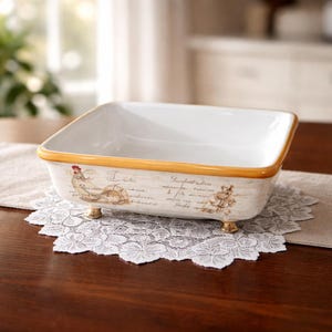 Puede incluir: Un juego de tres tazas de cerámica con un acabado mate moteado. Las tazas son de color crema, gris claro y gris oscuro. Cada taza tiene un diseño simple y minimalista y un asa redondeada.