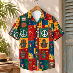 Könnte beinhalten: Ein kurzärmeliges Hemd mit Knopfleiste und einem bunten Patchwork-Muster aus gelben, roten und blauen Quadraten. Das Design zeigt Grafiken von Friedenszeichen, Hamsa-Händen mit Augen, Vintage-Vans, Pilzen, Musiknoten und floralen Motiven.