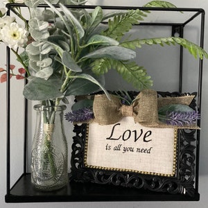 L&#39;amour est tout ce dont vous avez besoin signe brodé cadeau fait main