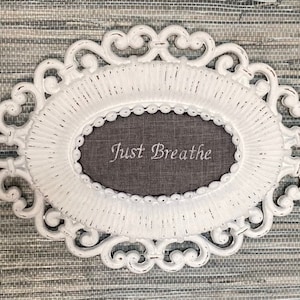 Just Breathe gesticktes Zeichen, viktorianisches Wand-Kunst-handgemachtes Geschenk