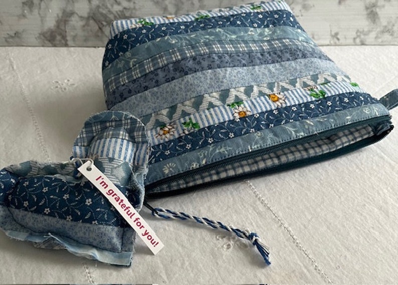 Neceser con cremallera Grateful Heart Scrappy Quilted Azules imagen 4