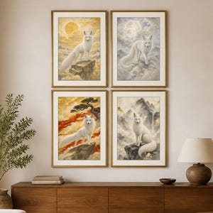 Puede incluir: Un conjunto de cuatro láminas de arte mural enmarcadas que muestran zorros blancos en diversos paisajes. Cada lámina representa un zorro sobre un saliente rocoso con elementos como un sol dorado, una luna llena, un pino y montañas brumosas.