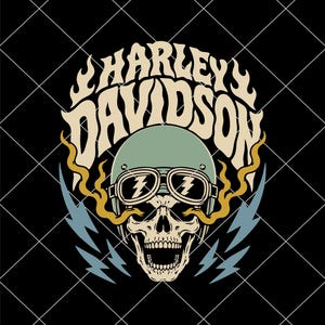Może przedstawiać: Graficzna ilustracja przedstawiająca czaszkę w jasnozielonym kasku i goglach, z napisem Harley Davidson w kolorze kremowym powyżej. Żółte płomienie wydobywają się z gogli, a niebieskie błyskawice otaczają czaszkę na czarnym tle.