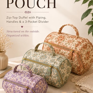 Op de afbeelding: Drie etuis met ritssluiting in klein, middelgroot en groot formaat, met bloemenpatronen in paars, groen en oranje. De tekst luidt: SEWING PATTERN PDF DOWNLOAD, OPEN-UP POUCH, Zip-Top Duffel with Piping, Handles & a 3-Pocket Divider.