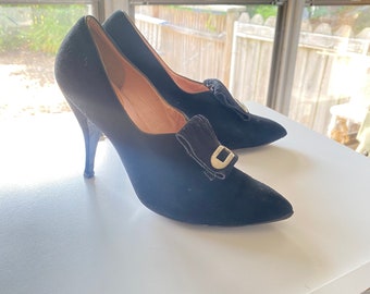 Schwarze Wildleder Stilettos • 5 B Narrow • Rao Koury • Handmade • Pilgrim Pumps • 1950er Jahre • High Heels • Mr Herbert Couture Schuhe • New York